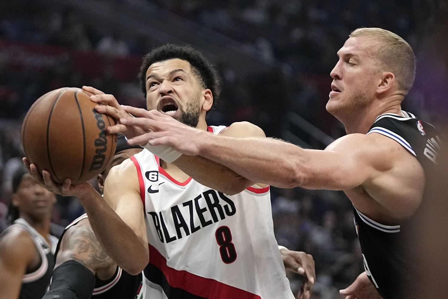Clippers beat the Trail Blazers to remain in playoff contention