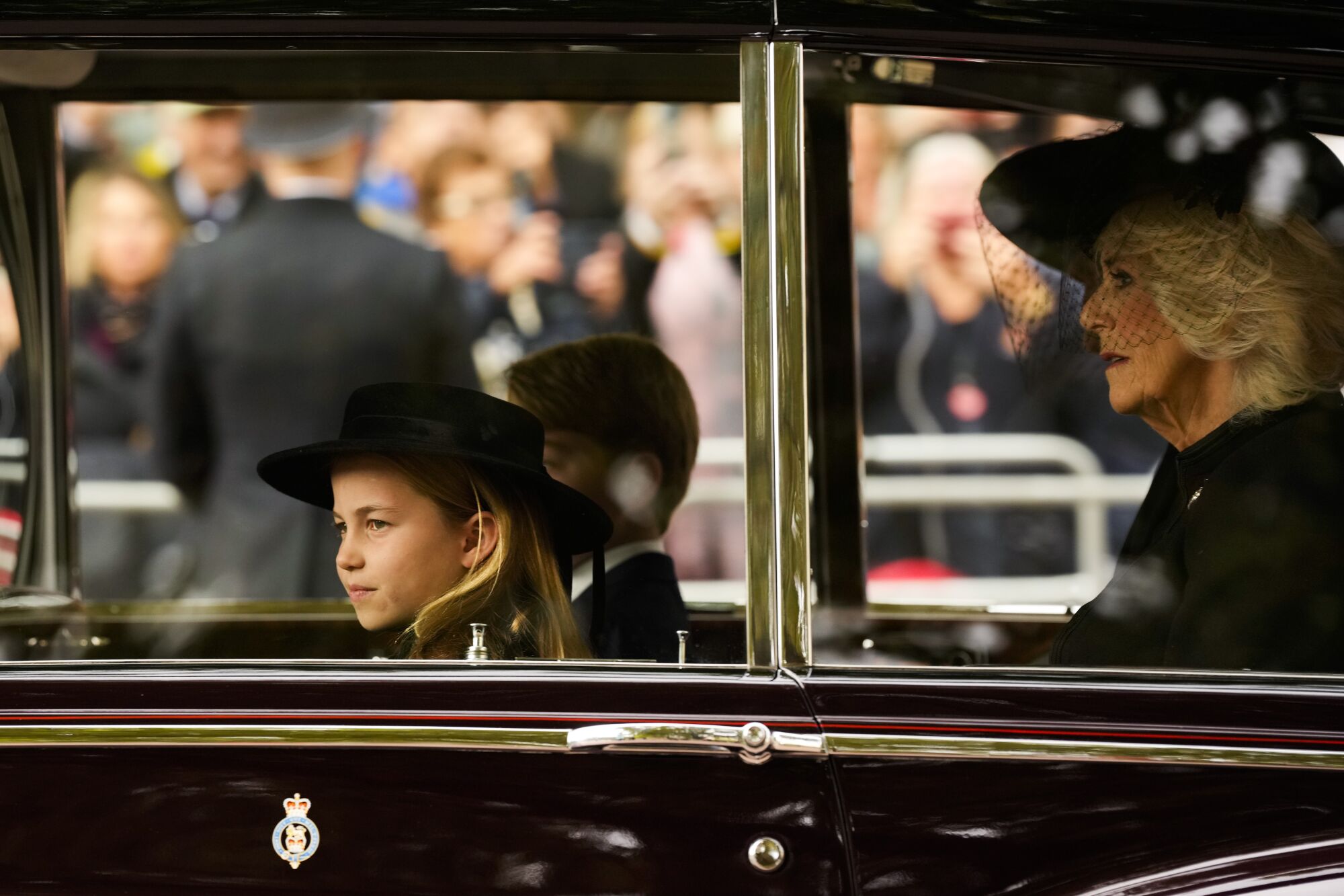     La princesa Charlotte y el príncipe George viajan en automóvil con la consorte de la reina, Camilla.