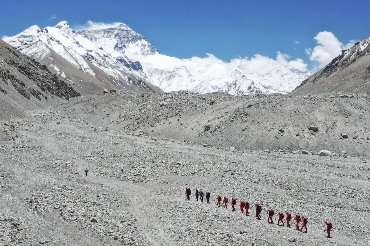  investigadores chinos caminan hacia el campo base del Everest, Qomolangma en tibetano. 