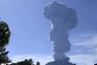 En esta imagen publicada por el Centro de Vulcanología y Alivio de Desastres Geológicos del Ministerio indonesio de Recursos Energéticos y Minerales, el monte Ibu expulsa material volcánico durante una erupción en Halmahera Occidental, Indonesia, el lunes 13 de mayo de 2024. (PVMBG-ESDM via AP)