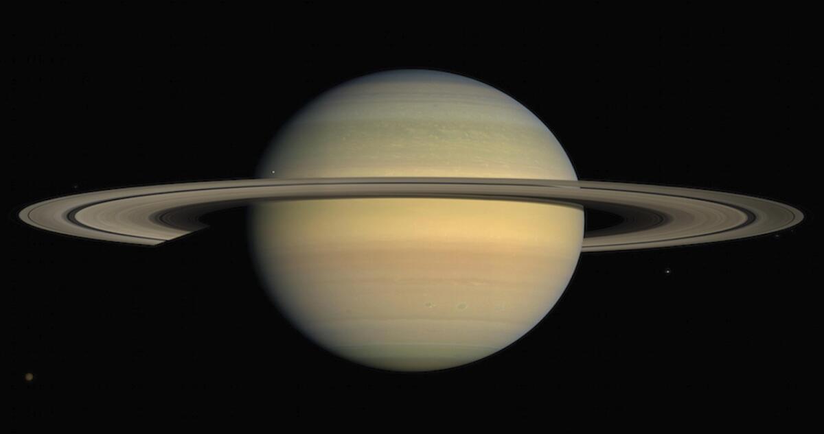 Imagen proporcionada por la NASA: 20 lunas nuevas fueron descubiertas alrededor de Saturno, lo que le da un total de 82 y con ello supera las 79 de Júpiter.