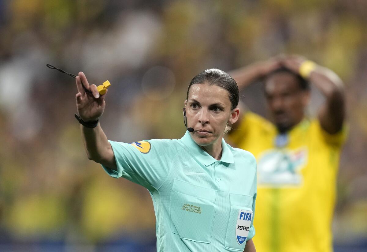 La árbitro Stephanie Frappart da instrucciones durante la final de la Copa de Francia entre Niza y Nantes, 