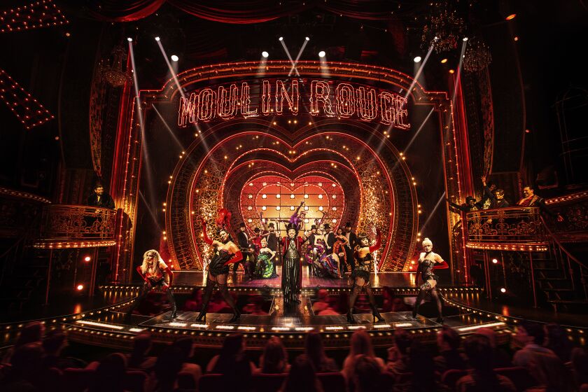 En esta imagen difundida por Boneau/Bryan-Brown, el elenco en "Moulin Rouge! The Musical". (Matthew Murphy/Boneau/Bryan-Brown vía AP)
