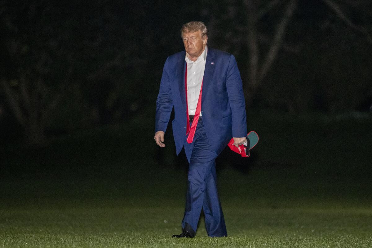 El Presidente Trump camina por el jardín sur de la Casa Blanca a principios de junio 21.