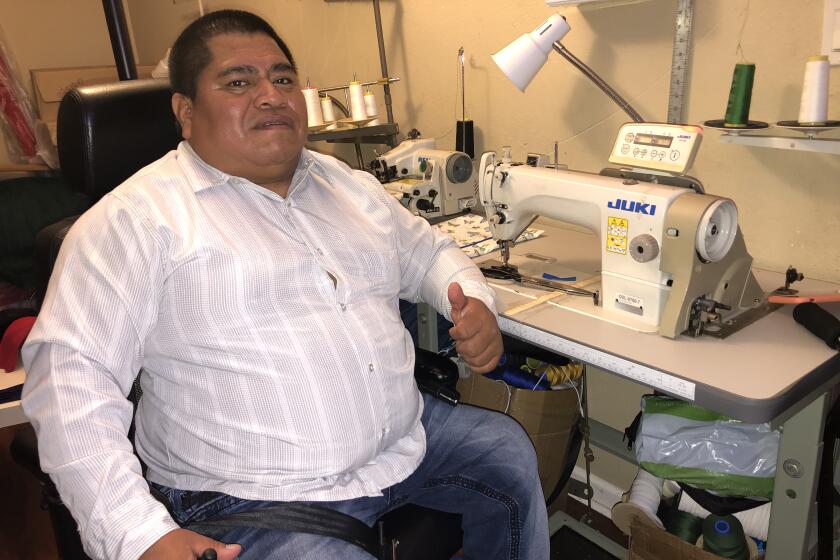 Obispo Agiataz utiliza para sobrevivir su silla de ruedas eléctrica y una máquina de coser.
