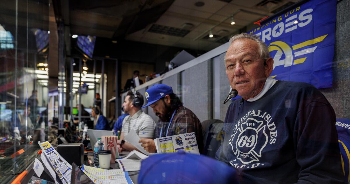 Rams'ın evinin geçici olarak taşınması nedeniyle Rams PA'lı adam LA Strong'la konuşuyor