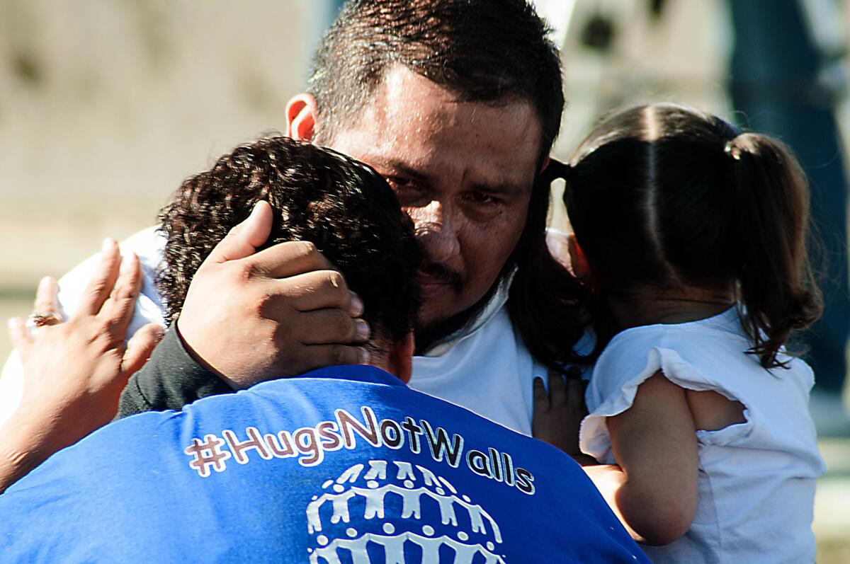 Familias separadas por la frontera entre los Estados Unidos y México se encuentran hoy, sábado 29 de octubre de 2016, en El Paso (TX, EE.UU.). Por segunda ocasión en menos de tres meses, familias separadas por la frontera entre los Estados Unidos y México pudieron abrazarse hoy durante tres minutos en las inmediaciones del Río Grande (Bravo). EFE/ Alberto Ponce de León