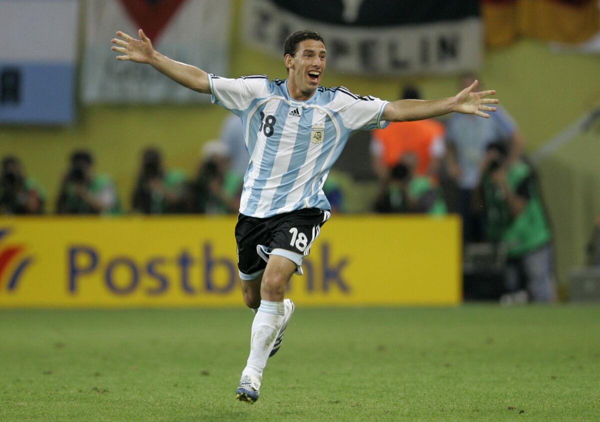 ARCHIVO - Maxi Rodríguez celebra tras marcar el segundo gol de Argentina para la victoria 2-1 