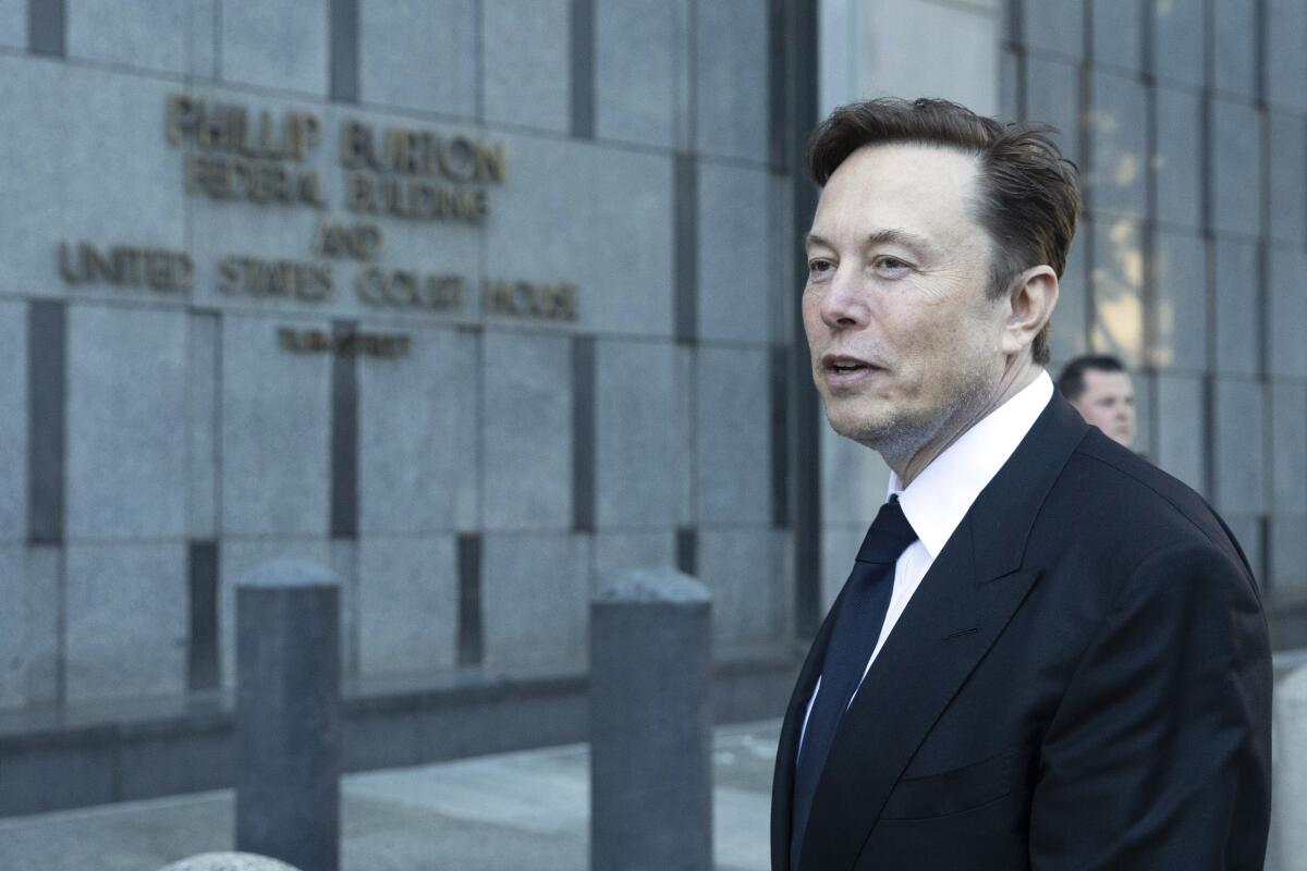 Elon Musk sale de un tribunal federal de San Francisco, el martes 24 de enero de 2023. 