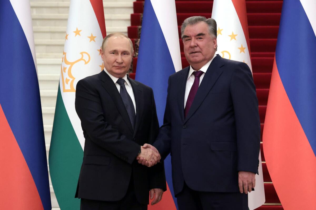 Russian President Vladimir Putin and Tajikistan's President Emomali Rakhmon pose for a photo.