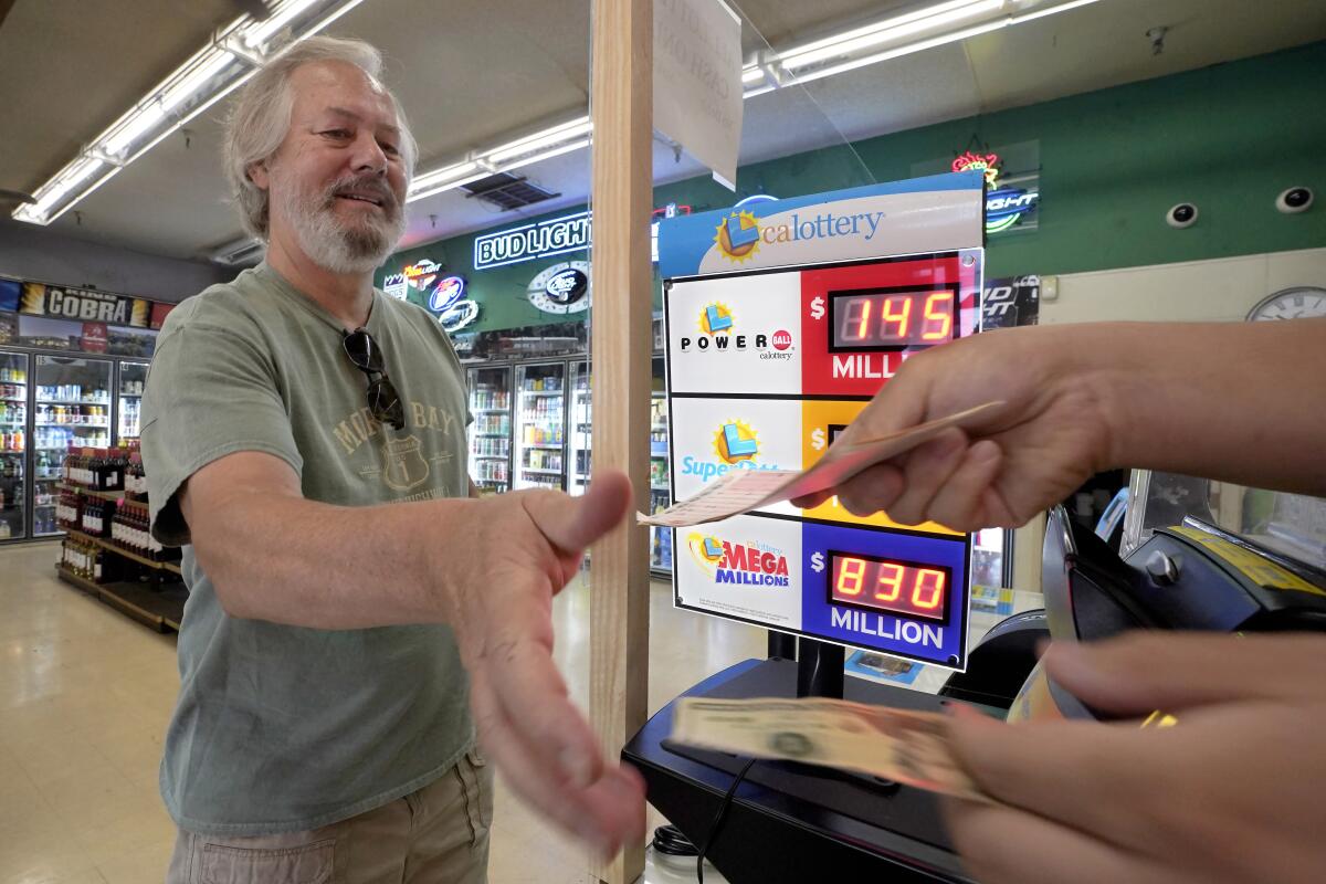 Dave Powell compra boletos para la lotería Mega Millions en una tienda Lichine's Liquors & Deli 