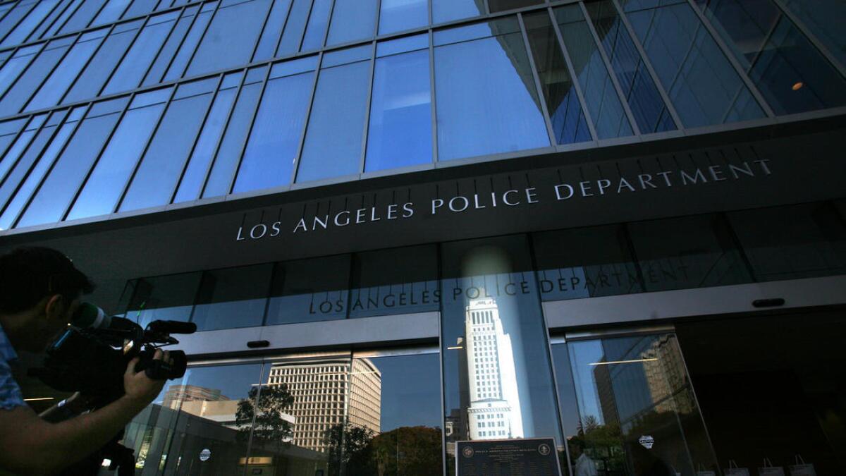 Dos policías de L.A. se enfrentan a cargos por agresión sexual repetida a cuatro mujeres.