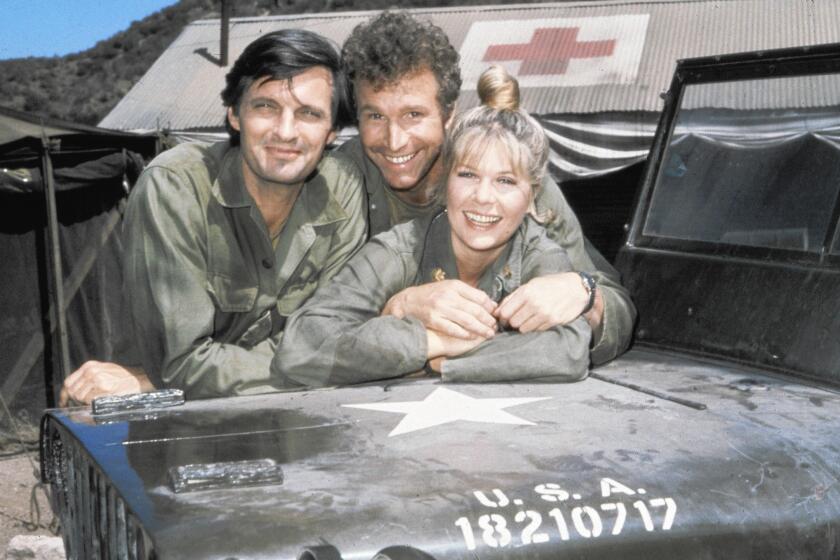 Wayne Rogers, center, with fellow "MASH" stars Alan Alda and Loretta Swit in 1972.