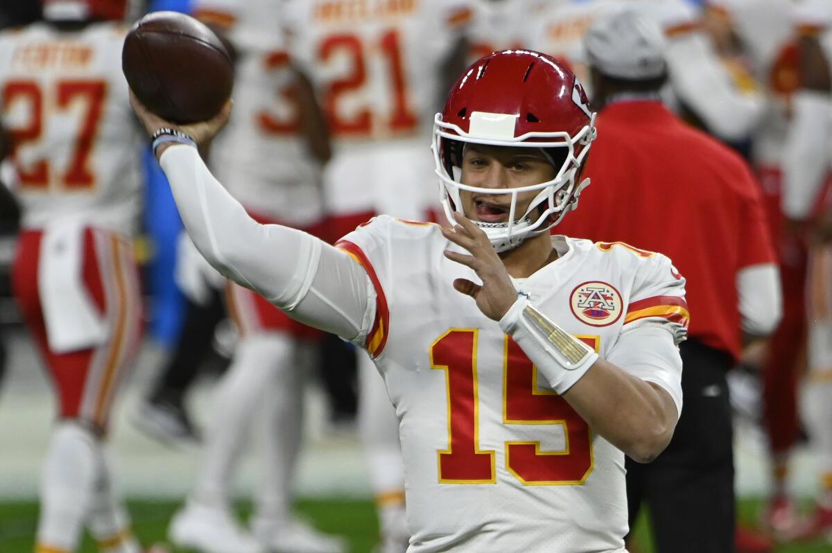 Mahomes hits Kelce in last minute, Chiefs edge Raiders 35-31 - The San  Diego Union-Tribune