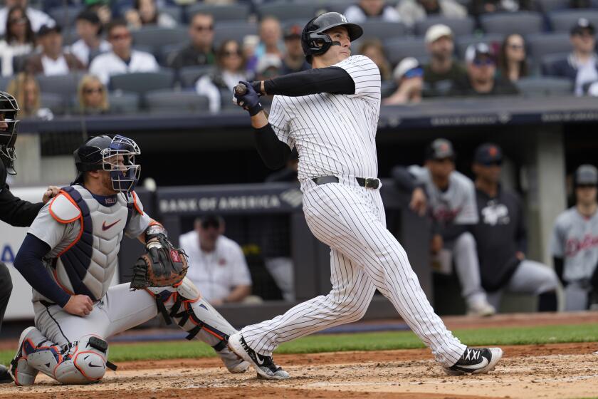 Anthony Rizzo, de los Yankees de Nueva York, sigue su movimiento después de batear cuadrangular de tres carreras en la tercera entrada del juego de béisbol en contra de los Tigres de Detroit, el sábado 4 de mayo de 2024, en Nueva York. (AP Foto/Mary Altaffer)