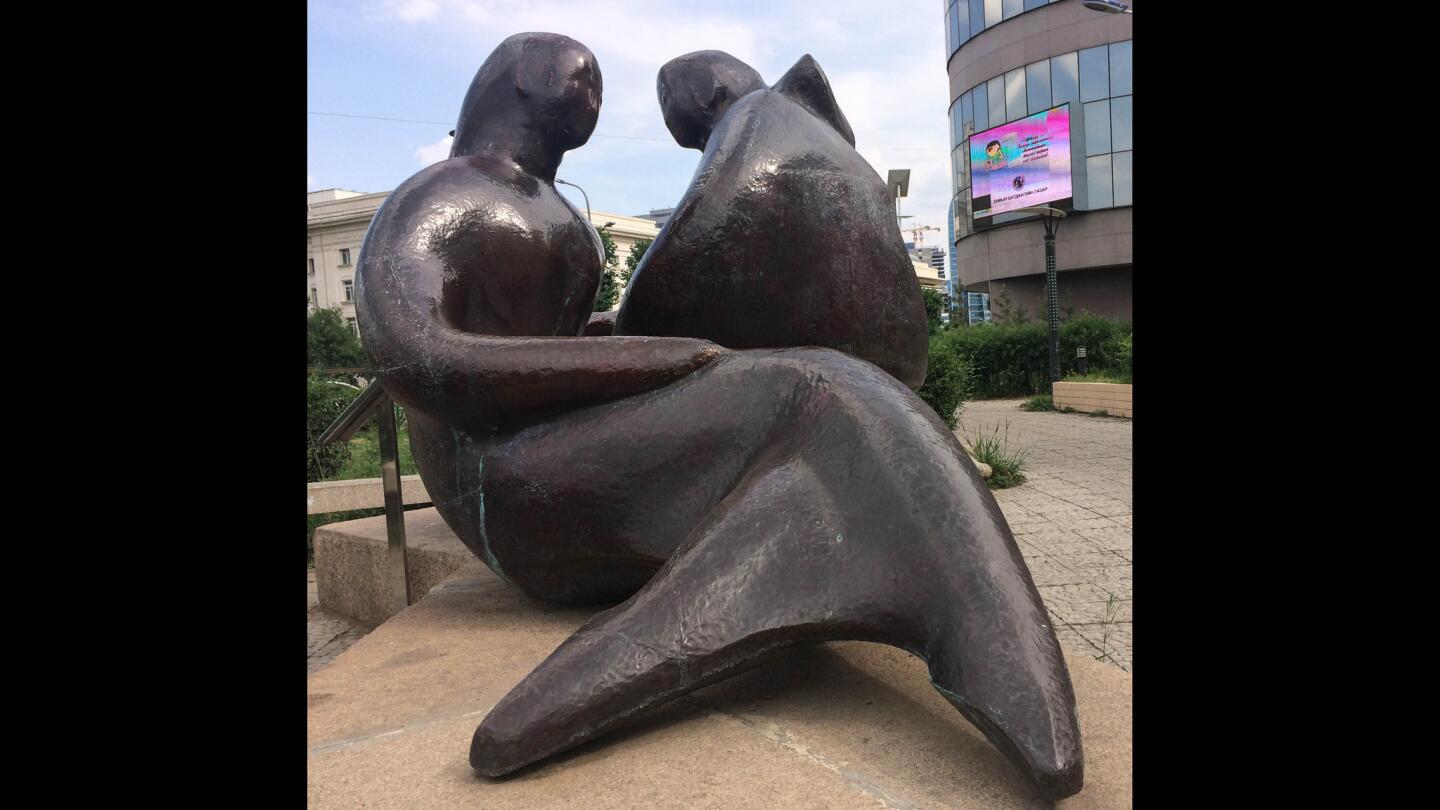 "Encounters of Lovers" statue
