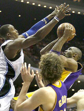 Dwight Howard, Kobe Bryant hanging shot