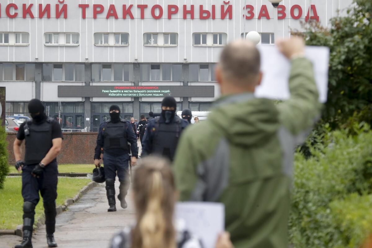 Protesters in Belarus in front of Minsk Tractor Factory