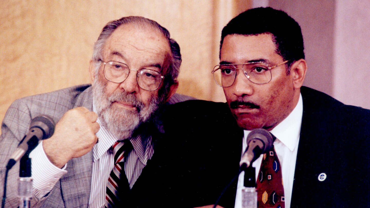 Los Angeles Police Commissioner Stanley K. Sheinbaum, left, with LAPD Chief Willie Williams during a news conference in October 1992.