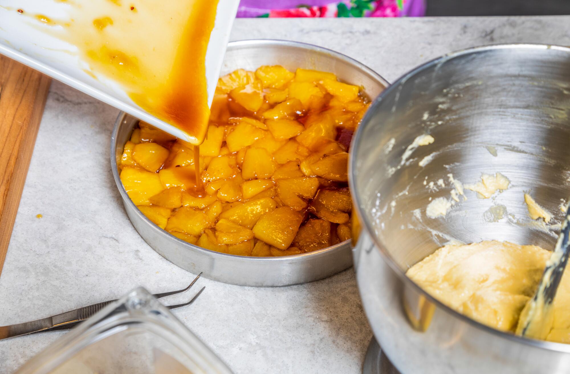 Brown sugar, butter and salt are cooked with the pineapple and put it in a cake pan.