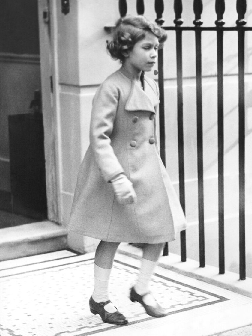 ARCHIVO – La princesa Isabel sale de una cita con el dentista