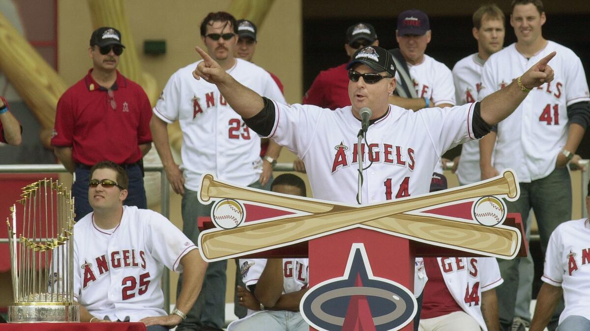 Mike Scioscia speaks to the crowd after the Angels World Series parade in Anaheim in 2002.