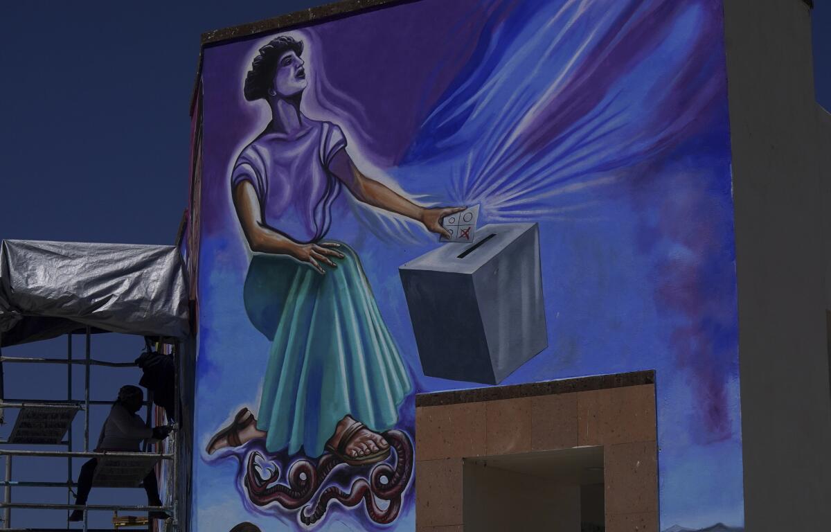 La muralista mexicana Yanet Calderón pinta un mural en San Salvador, México, el sábado 30 de julio de 2022. 