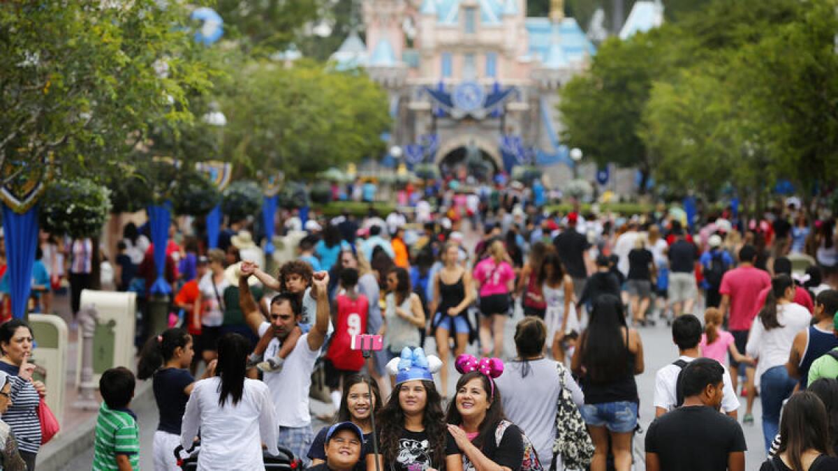 Visitantes de Disneylandia, durante el 60 Aniversario Diamond Jubilee en Anaheim, posan para una 'selfie' el 10 de junio de 2015. ()