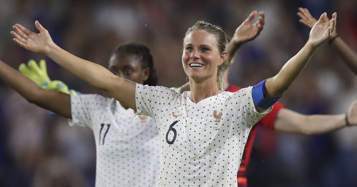Angel City signs French star Amandine Henry

 Buzz News