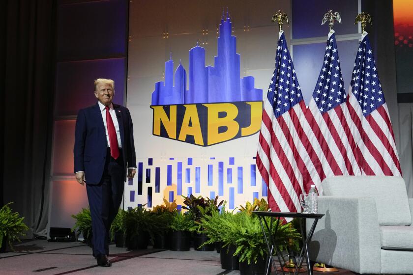 El candidato presidencial republicano, el expresidente Donald Trump, sube al escenario en la convención de la Asociación Nacional de Periodistas Negros, el miércoles 31 de julio de 2024, en Chicago. (AP Foto/Charles Rex Arbogast)
