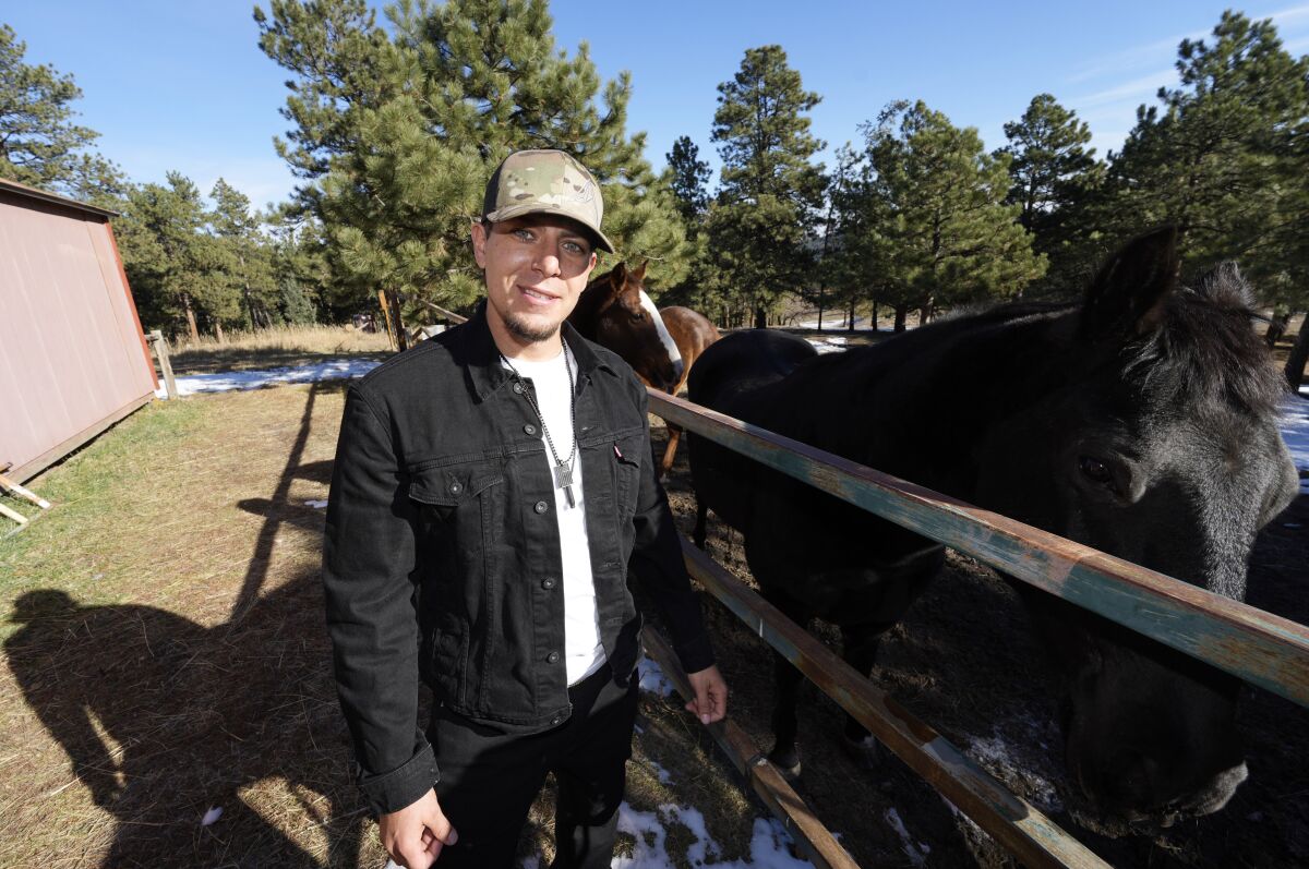 Jason Lopez, partidario de la propuesta de aprobar el uso de hongos sicodélicos en Colorado, es fotografiado en la propiedad de su familia en Morrison, Colorado, el 30 de octubre del 2022. (AP Foto/David Zalubowski)