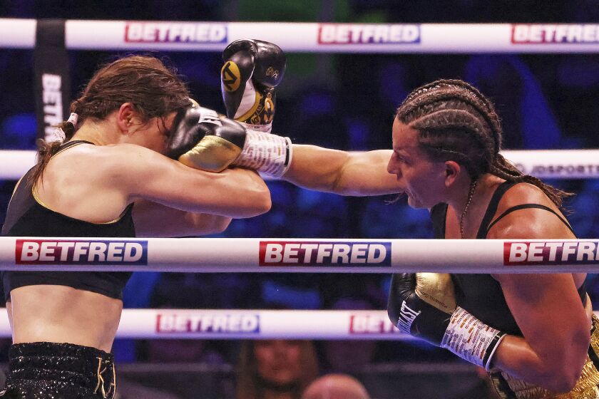 La británica Chantelle Cameron (derecha) lanza un golpe a la irlandesa Katie Taylor, durante su pelea del sábado 20 de mayo de 2023, en Dublín (AP Foto/Peter Morrison)