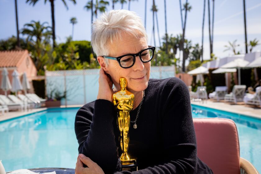 Beverly Hills, CA - March 13: Academy Award-winning actress Jamie Lee Curtis poses with her Oscar trophy, the morning after her win at the 95th Oscars ceremony, at the Beverly Hills Hotel, in Beverly Hills, CA, Monday, March 13, 2023. Curtis and L.A. Times photographer Jay L. Clendenin were playing off the 1977 photo of actress Faye Dunaway, posing in a very similar spot at the hotel, the morning after her Best Actress win for “Network,” photographed by Terry O’Neil. (Jay L. Clendenin / Los Angeles Times)