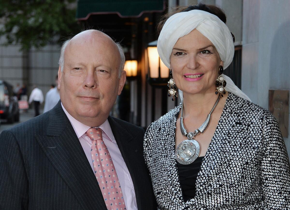 El guionista de Downton Abbey Julian Fellowes y su esposa Emma Joy Kitchener llegan a The Ivy, para una fiesta con el elenco de Downton Abbey para celebrar la sexta y última temporada del programa en Londres en uan fotografía de archivo del sábado 15 de agosto de 2015. Fellowes recibirá el Premio de los Fundadores del Emmy Internacional durante la ceremonia de los Emmy Internacionales el lunes 23 de noviembre de 2015 en el Hotel Hiltonde Nueva York. (John Stillwell//PA via AP, archivo) UNITED KINGDOM OUT NO SALES NO ARCHIVE