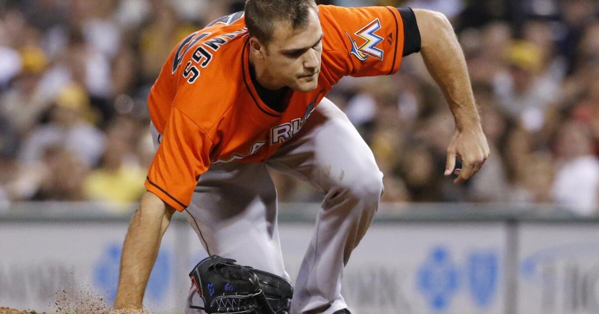 VIDEO: Marlins pitcher Dan Jennings hit in head by line drive off the bat  of Pirates' Jordy Mercer – New York Daily News
