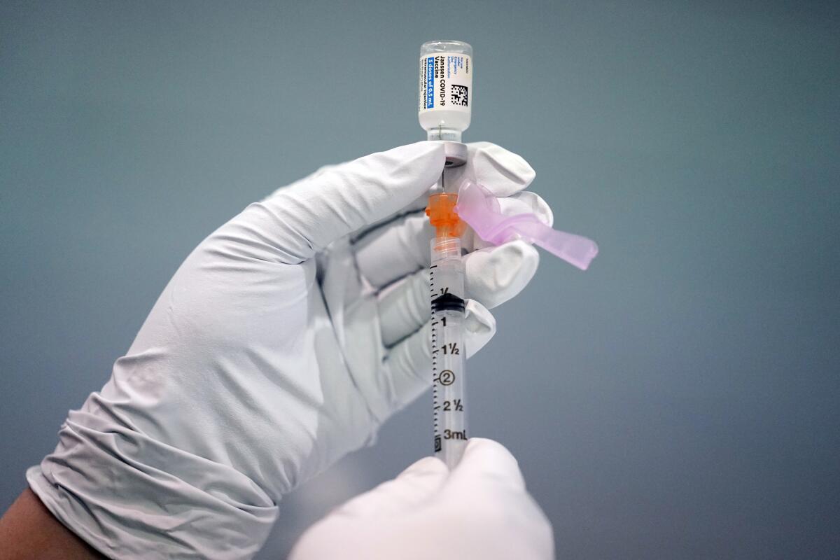 Un empleado de salud de Filadelfia prepara una dosis de la vacuna de Johnson & Johnson contra el COVID-19.