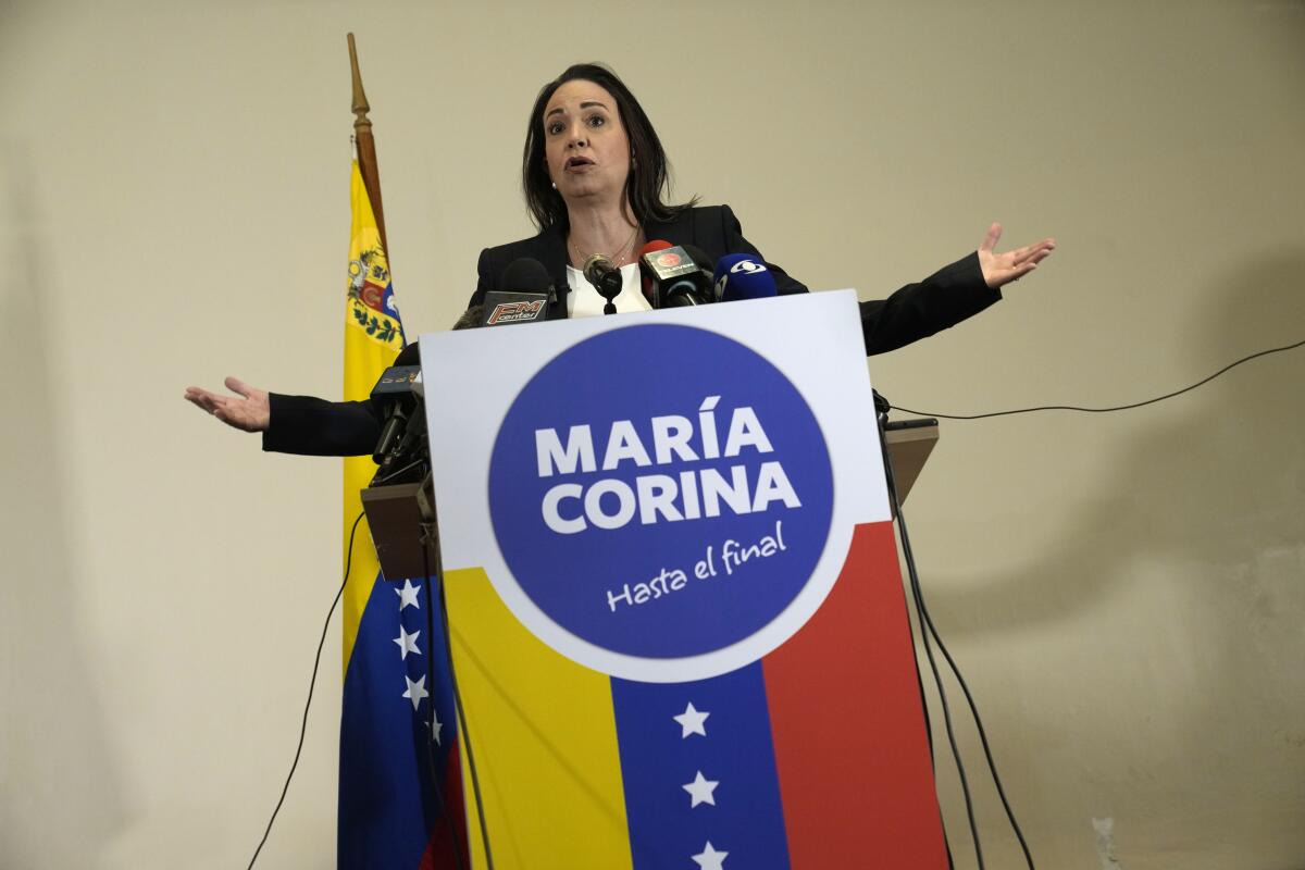 La líder de la oposición venezolana, María Corina Machado, da una conferencia de prensa
