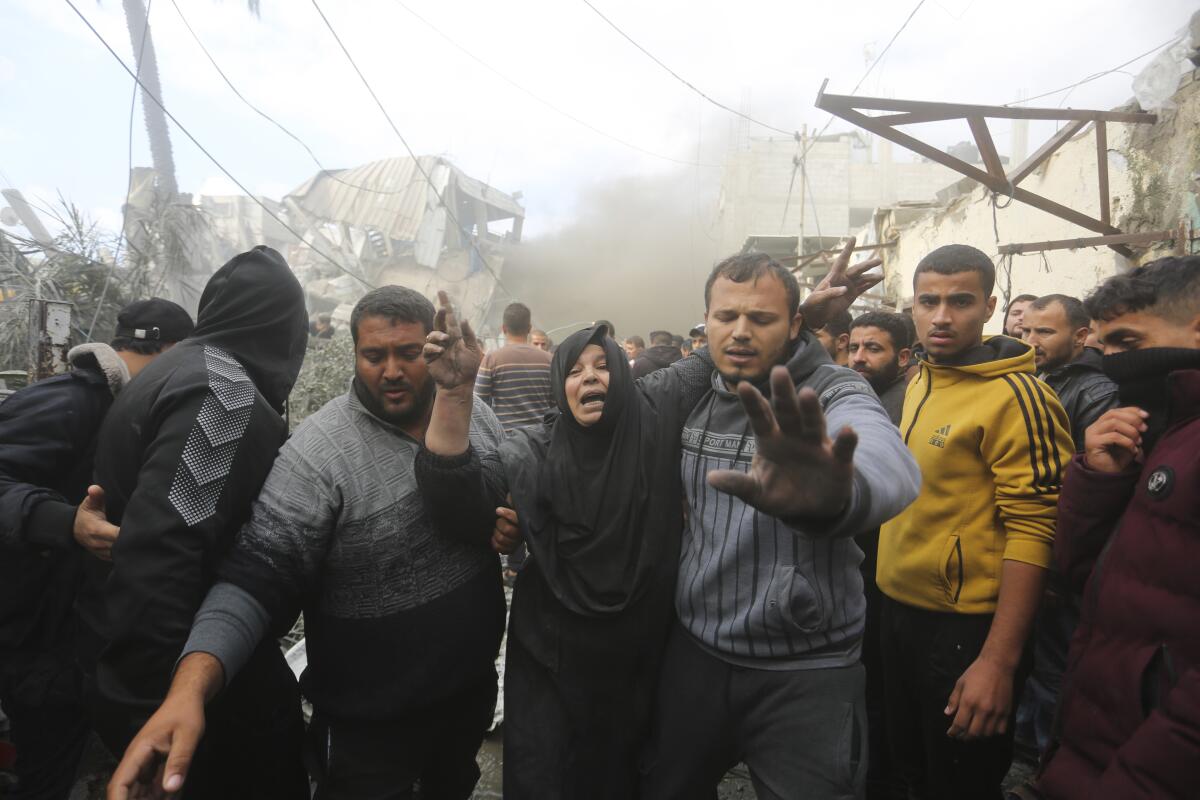 Palestinos evacúan a sobrevivientes del ataque israelí a Rafah, Franja de Gaza,