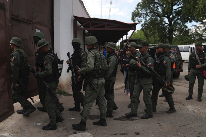 ARCHIVO - Soldados realizan una redada 
