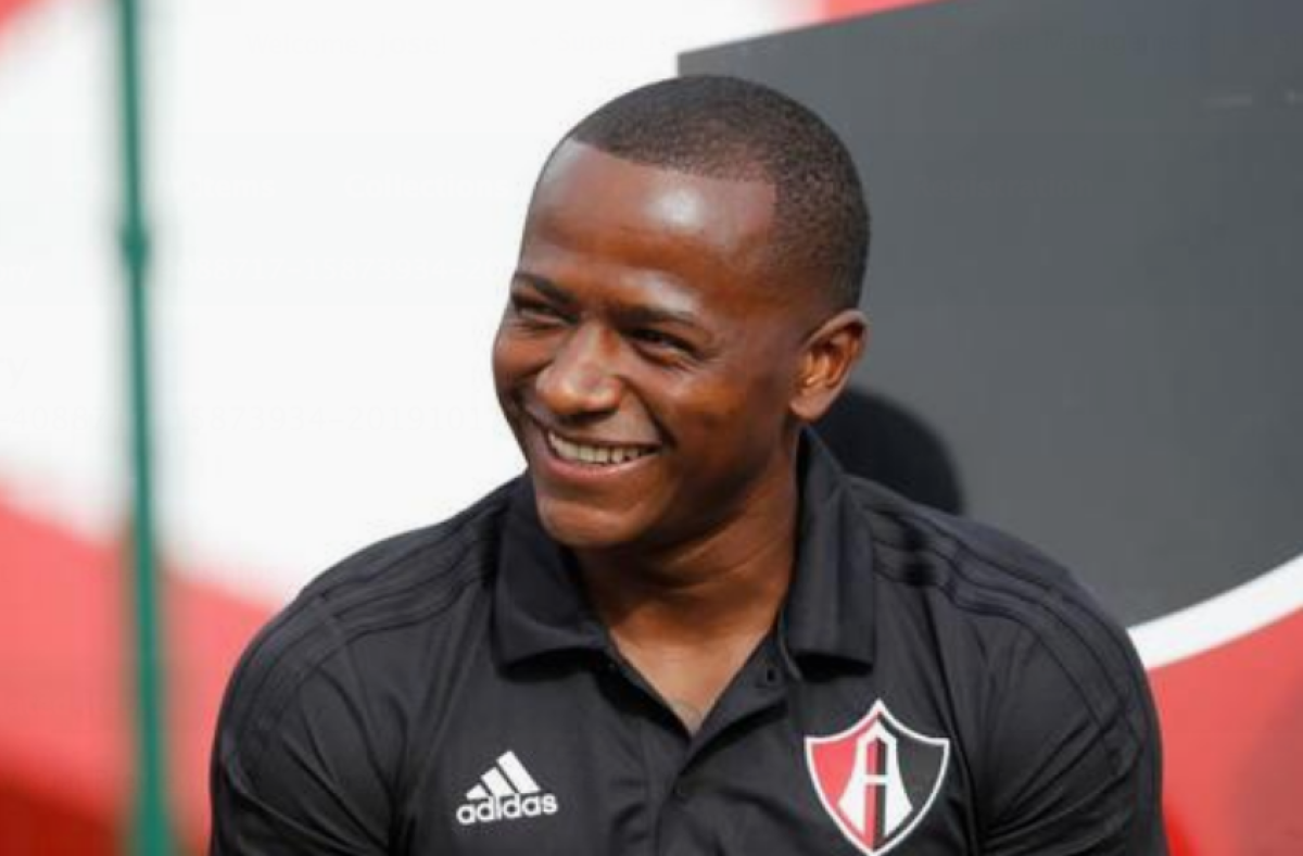 El lateral colombiano, Mauricio Cuero sonríe durante su presentación como nuevos refuerzos del equipo Atlas para el arranque del torneo del fútbol mexicano celebrado en la ciudad de Guadalajara, estado de Jalisco (México). EFE/Francisco Guasco/Archivo