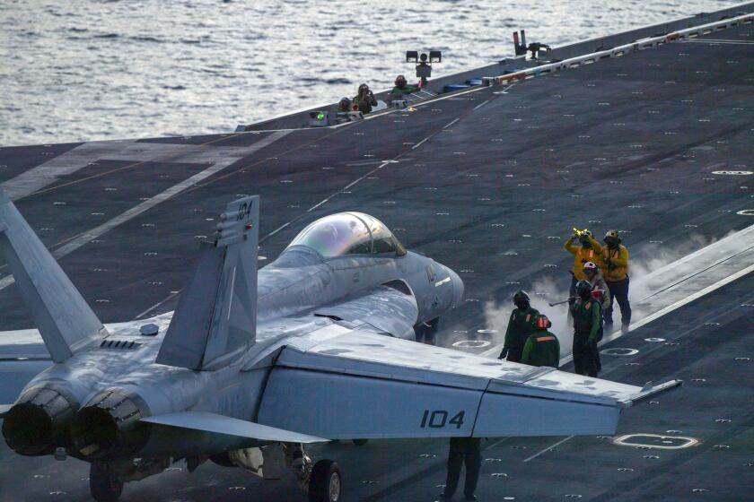 En esta fotografía, proporcionada por la Marina de Guerra de Estados Unidos, un F/A-18 Super Hornet se prepara para despegar de la cubierta de vuelo del portaaviones de clase Nimitz USS Theodore Roosevelt, el 5 de julio de 2024, en el Mar de China Meridional. (Marinero Aaron Haro Gonzalez/Marina de Guerra de Estados Unidos via AP)