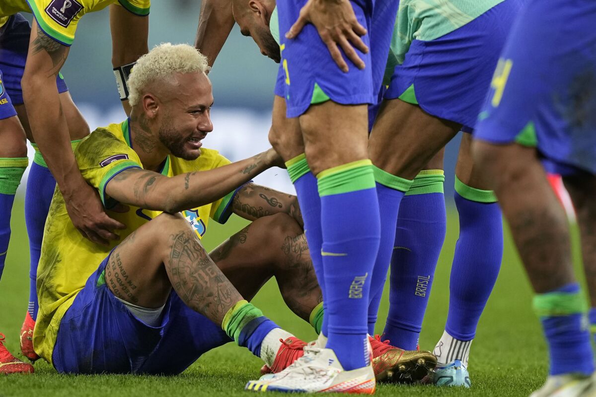 Neymar llora tras la derrota de Brasil ante Croacia por penales en los cuartos de final del Mundial, 