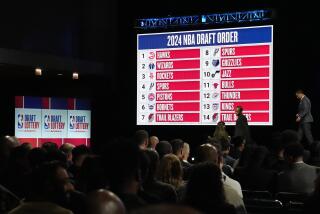 El orden de las selecciones en la lotería del draft es mostrado luego que el comisionado suplente de la NBA Mark Tatum anunciara a los Hawks de Atlanta como acreedores de la primera selección del draft de la NBA durante la loteria realizada en Chicago, el domingo 12 de mayo de 2024. (AP Foto/Nam Y. Huh)