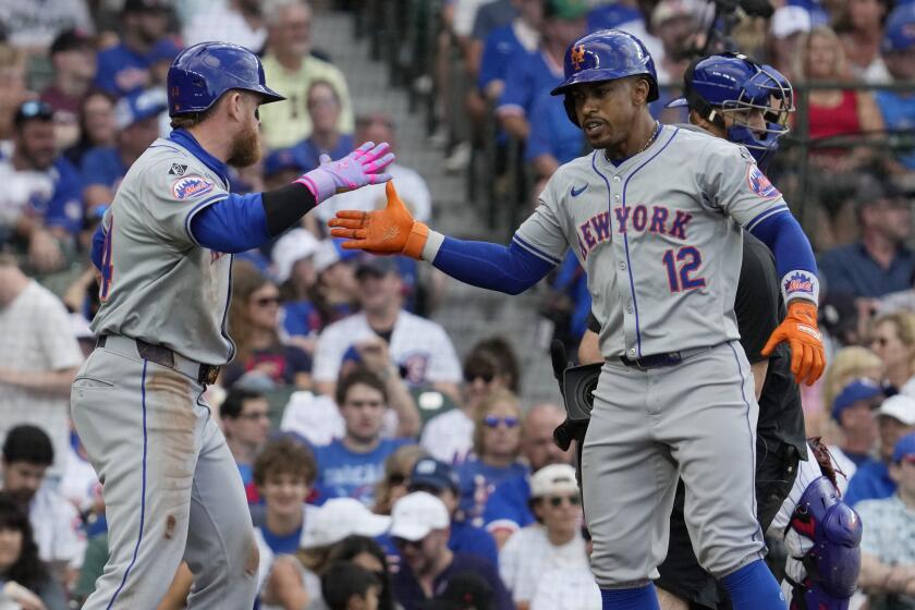 Francisco Lindor (12), de los Mets de Nueva York, celebra con Harrison Bader, izquierda, después de conectar cuadrangular de dos carreras durante la tercera entrada del juego de béisbol en contra de los Cachorros de Chicago, el domingo 23 de junio de 2024, en Chicago. (AP Foto/Nam Y. Huh)