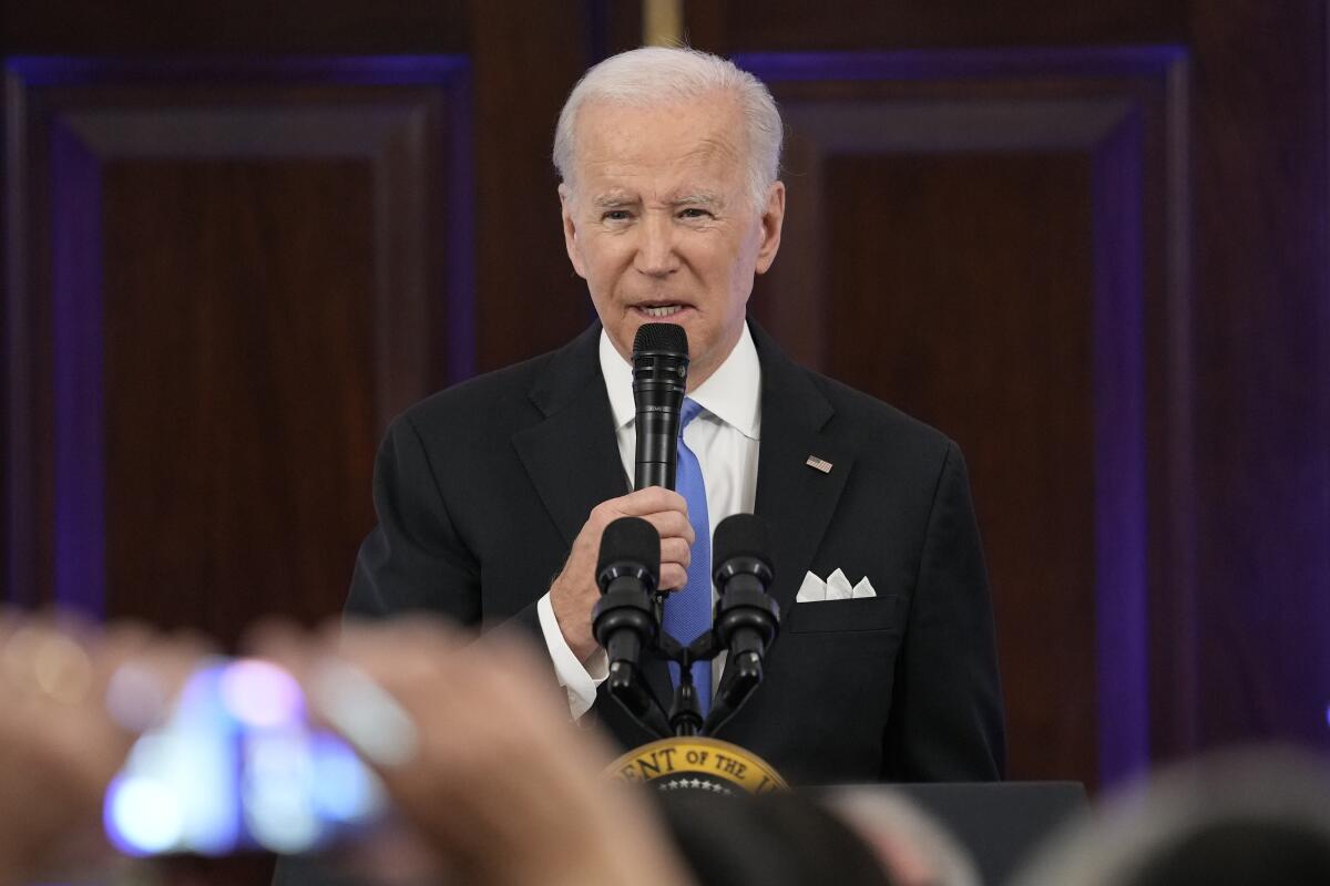 El presidente estadounidense Joe Biden habla durante un evento en la Casa Blanca, en Washington,