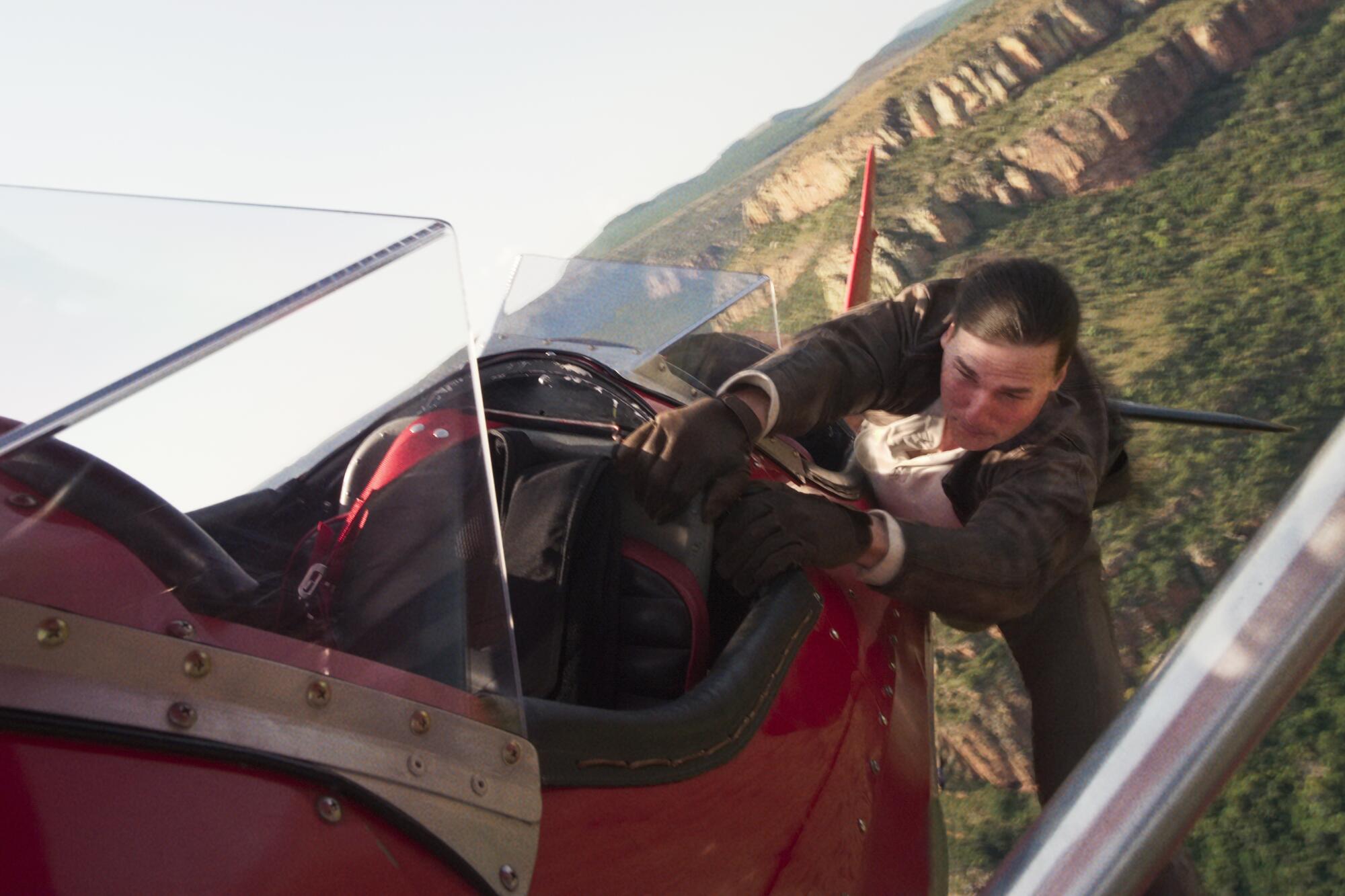 Tom Cruise en una espectacular escena de "Mission: Impossible - The Final Reckoning".