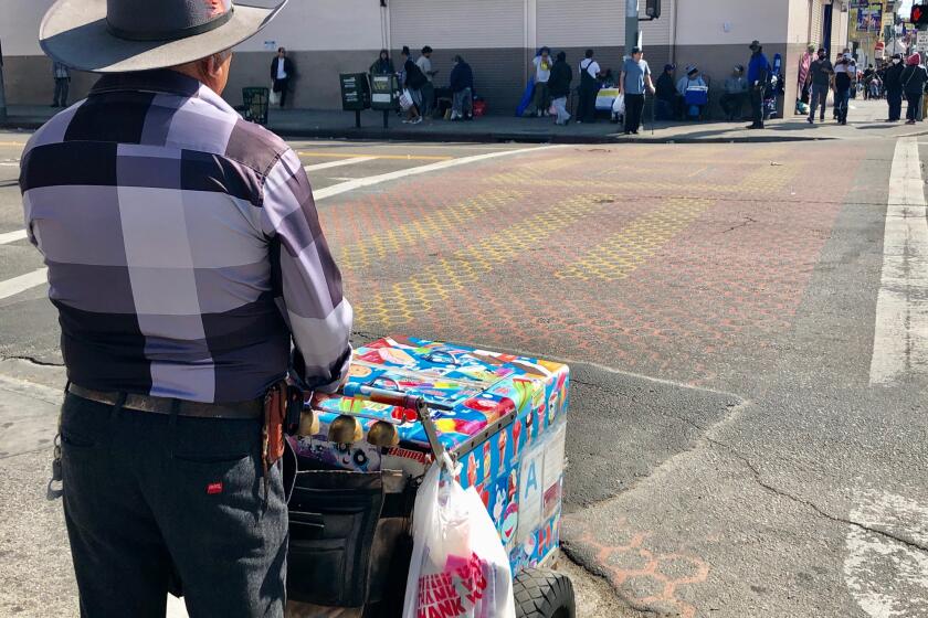 Los comerciantes informales reportan que en la cuarentena tienen que salir a la calle por necesidad. Las restricciones les han golpeado su bolsillo y manifiestán que están perdiendo entre 50% y 63%.