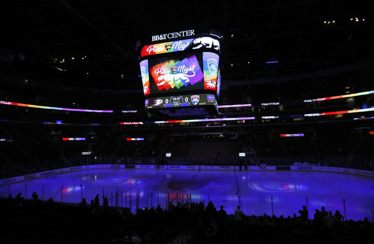 En esta imagen del 3 de febrero de 2017, una pantalla muestra el mensaje "Pride Night" (Noche del Orgullo) antes del inicio de un juego de la NHL entre los Panthers de Florida y los Ducks de Anaheim en Sunrise, Florida. (AP Foto/Wilfredo Lee)