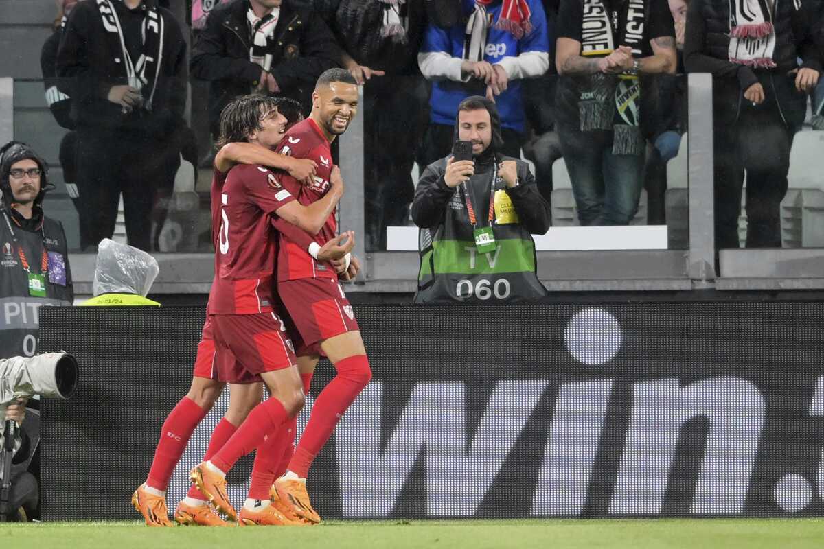 Youssef En-Nesyri (derecha) del Sevilla celebra tras anotar el gol del Sevilla en el empate 