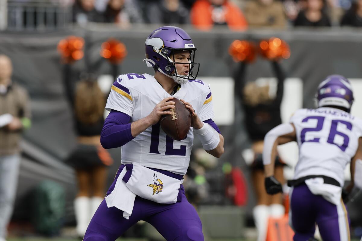 Minnesota Vikings quarterback Nick Mullens sets to throw against the Cincinnati Bengals.